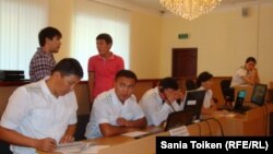 Владимир Козлов, Серік Сапарғали және Ақжанат Әминовтің сотындағы прокурорлар. Ақтау, 16 тамыз 2012 жыл.  