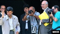 آقاى كردان (راست) روز پانزدهم مردادماه و در يك جلسه جنجالى در مجلس شوراى اسلامى توانست راى اعتماد نمايندگان را براى تصدى پست وزارت كشور كسب كند.(عکس: AFP)