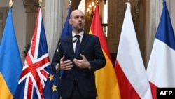 وزیر خارجهٔ فرانسه همچنین اعلام کرد که پاریس «به زودی» از ایران به دلیل بازداشت دو تبعه فرانسوی، به دیوان بین‌المللی دادگستری شکایت خواهد کرد