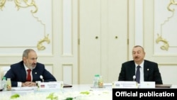 Премьер-министр Армении Никол Пашинян (слева) и президент Азербайджана Ильхам Алиев на саммите СНГ в Ашхабаде, 11 октября 2019 г.