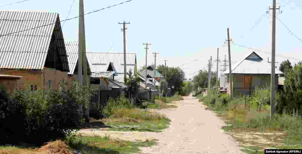 &quot;Дордой &quot;базарынын тегерегендеги конуштарда эбин тапкандар заманбап шарттары эске алынбаган чакан бөлмөлөрдү чүргөп, ижарага берип турушат.