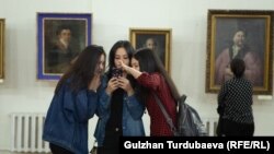 Музейде телефон карап жаткан кыздар. Бишкек. 18-май, 2019-жыл.