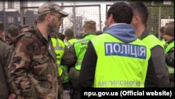 Поліцейські відділу превентивної комунікації (поліція діалогу) під час протестної акції під Верховною Радою, Київ, жовтень 2017 року