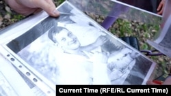 Маці Ўладзіслава Паповіча паказвае «Настоящему времени» фота свайго сына. Ён дагэтуль у турме ў Расеі, праз тры гады пасьля таго, як быў захоплены расейскімі войскамі ва ўкраінскім горадзе Бучы.