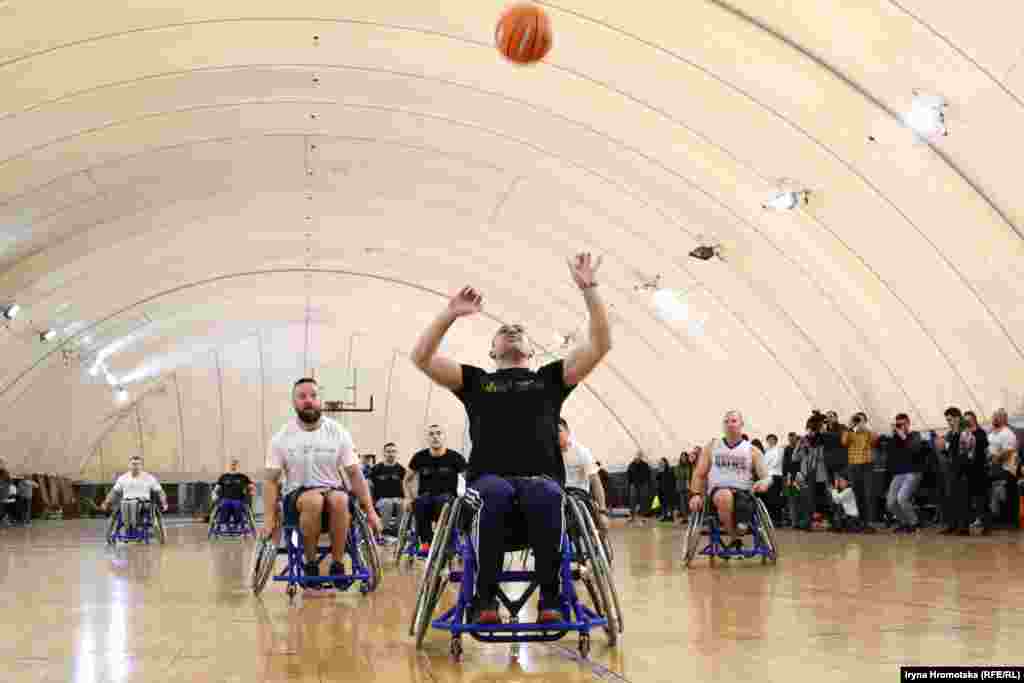 Учасники американської й української команд грають у баскетбол на візках