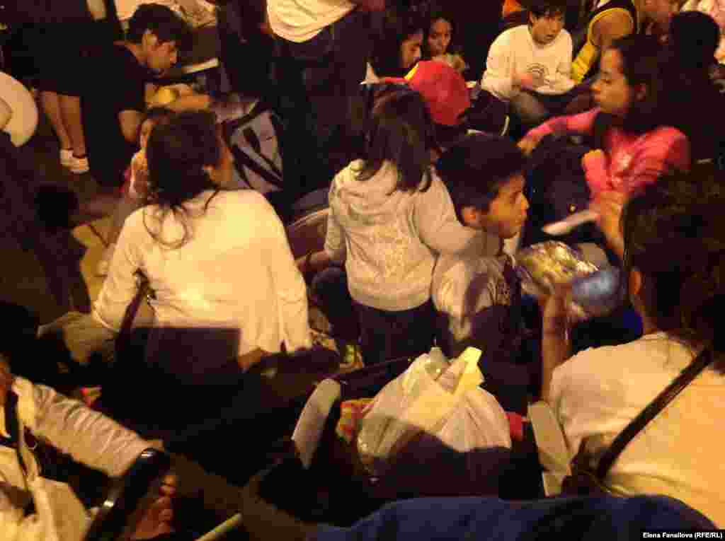 Семьи мигрантов ужинали