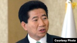 رو مو هيون، رييس جمهوری کره جنوبی در انتقاد از نحوه پوشش خبری بعضی از رسانه های غربی گفت که اقتصاد کره جنوبی از آنچه وی «گزارش های تنش زای رسانه های آمريکايی» ناميد رنج می برد.