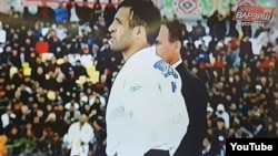 Комроншох Устопириён за несколько минут до церемонии награждения в комплексе "Наврузгох" 23 марта 2017 года