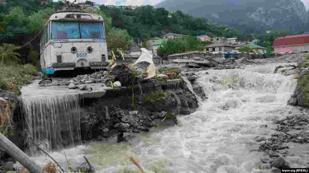 Eski tehnikalı Yalta trolleybus parkınıñ &laquo;arqa azbarı&raquo; 
