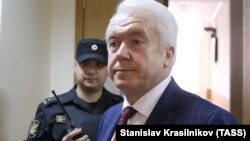 Володимир Олійник залишає залу суду після слухання. Москва, 15 грудня 2016 року