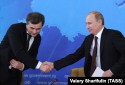 Ідеолог Кремля щодо війни проти України Владислав Сурков і очільник Росії Володимир Путін. Фото від 2012 року