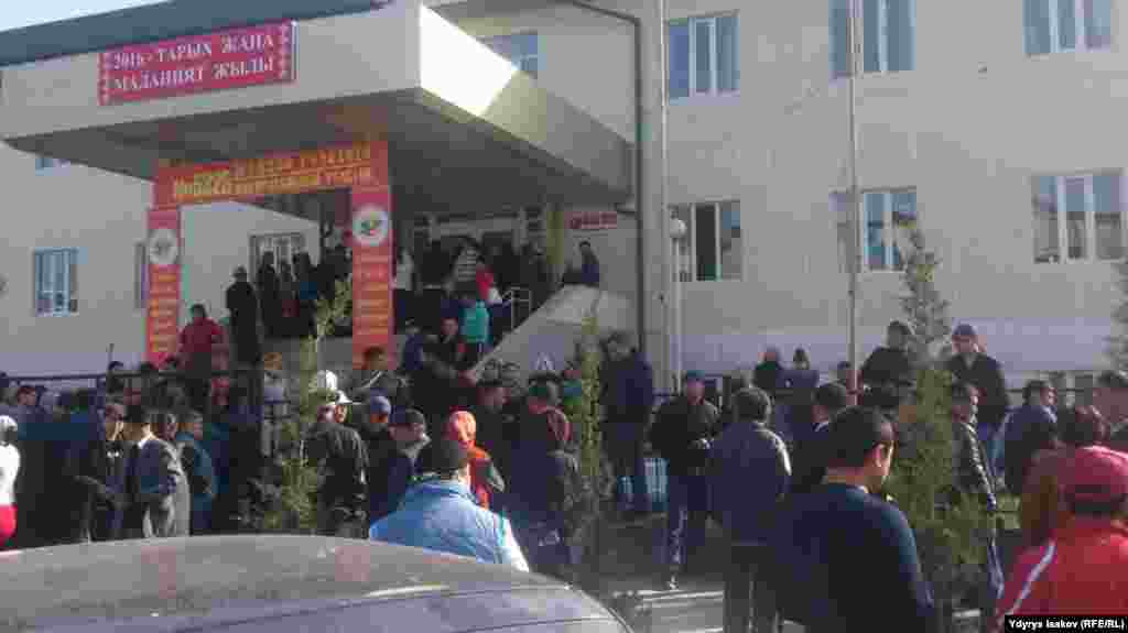 Ош шаардык жана облустук ички иштер башкармалыгынын басма сөз катчысы&nbsp;Замир Сыдыковдун&nbsp;&ldquo;Азаттыкка&rdquo; билдиришинче, аймакта укук коргоо органдары 17-марттан тарта Нооруз майрамы, оппозициянын курултай өткөрүү ниети жана жергиликтүү кеңештерге шайлоо жараянына байланыштуу күчөтүлгөн режимде иштеп жатат. Ош шаары.&nbsp;