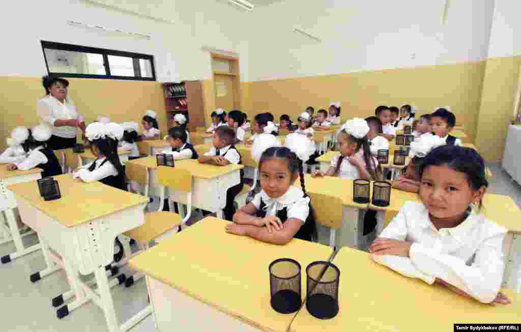 Окуу процесси кыргыз жана орус тилдеринде жүрөт.&nbsp;Ошондой эле кытай жана англис тилдерин үйрөнүү каралган.