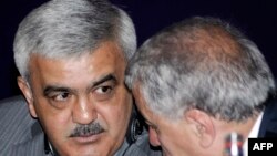 Президент Государственной нефтяной компании Ровнаг Абдуллаев (слева) и  министром энергетики и промышленности Азербайджана Натик Алиев (справа) на брифинге в Баку 28 июня 2013. Архивно-иллюстративное фото