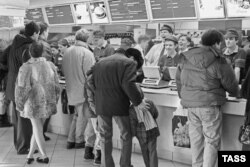 یکی از شعب مک‌دوناد در مسکو در سپتامبر ۱۹۹۳