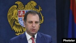 Министр обороны Армении Виген Саргсян (архив)