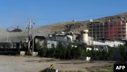 Вертолет американской армии идет на посадку рядом с представительством США в Герате. 13 сентября 2013 года.