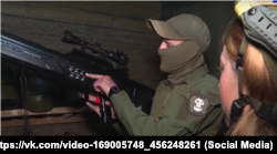 Військовий демонструє антидронову рушницю 126-ї ОБрБО ЗС РФ російського виробництва