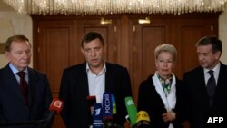 5 сентября 2014 года в Минске подписали «первые минские соглашения», в которых речь идет о прекращении огня, «особом статусе» ОРДЛО, досрочных местных выборах, но нет упоминаний о вооруженной агрессии России