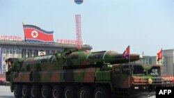 Північна Корея. Військовий парад у Пхеньяні 13 квітня 2013, з нагоди сторіччя Кім Ір Сена