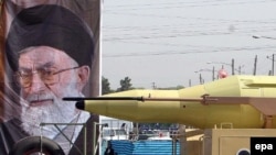 ایران در شهریور ماه از يک موشک ديگر به نام « قدر» پرده برداری کرد که گفته می شود برد آن ۱۸۰۰ کيلومتر است.