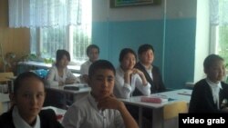 Ученики сидят за партами в кабинете в средней школе села Тонкерис. Алматинская область, сентябрь 2014 года. Иллюстративное фото.