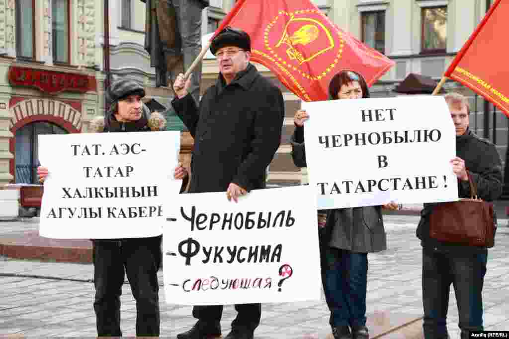 Пикетка теләктәшлек белдергән "Русия коммунистлары" фиркасе вәкилләре үз байракларын күтәреп чыкты