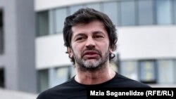 Участники акции протеста предвыборный слоган мэра Кахи Каладзе «Тбилиси – полный жизнью город» переделали «в полный смертью город»