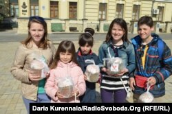 Діти, що прийшли на освячення пасок