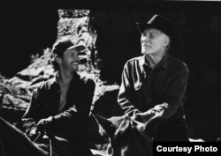 Паланс любив кататися верхи і вчив цьому своїх дітей