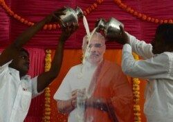 Премьер-министр Индии Нарендра Моди посещает Дхарави, самую известную трущобу Мумбаи, где живет больше миллиона отверженных