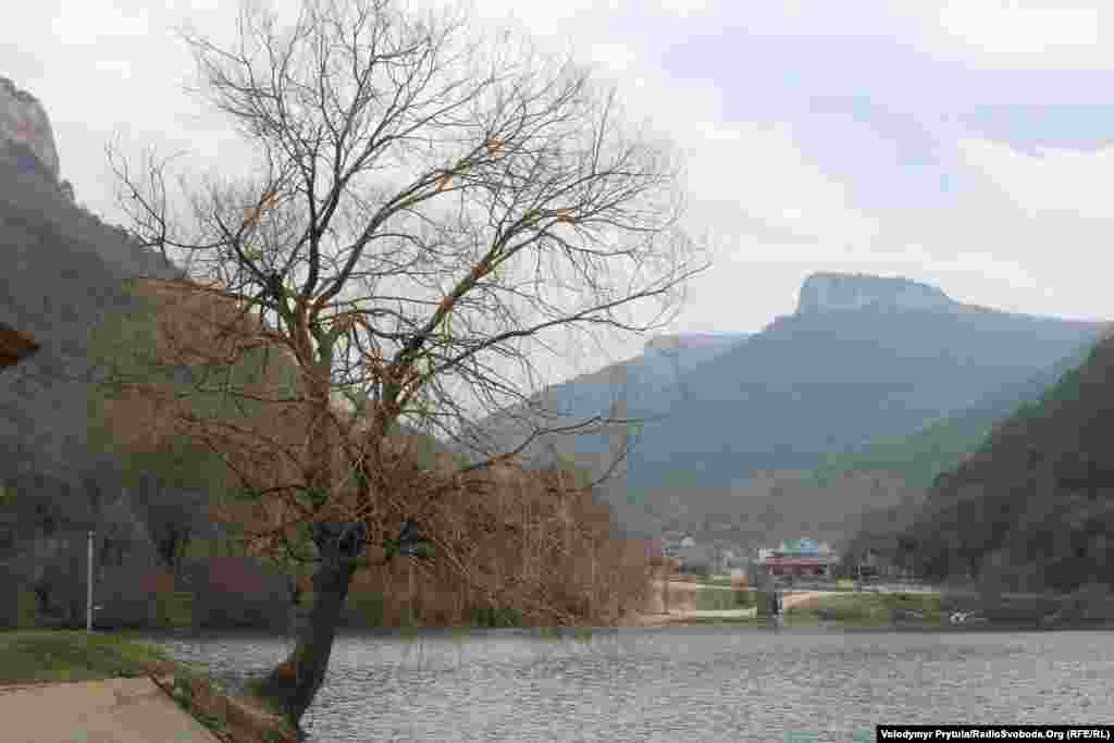 Ходжа-Сала починається зразу за озерцем