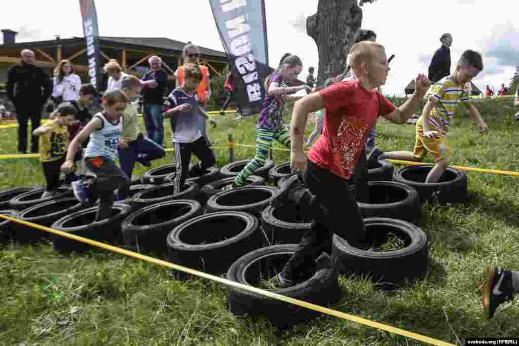 Гэтым разам спаборніцтвы пачаліся зь дзіцячых забегаў. Трасы для ідзетак спрошчаныя.