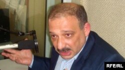Корреспондент газеты "Зеркало"  Рауф Миркадыров в студии АзадлыгРадиосу, 2009 
