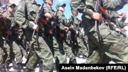 Солдаты на марше.