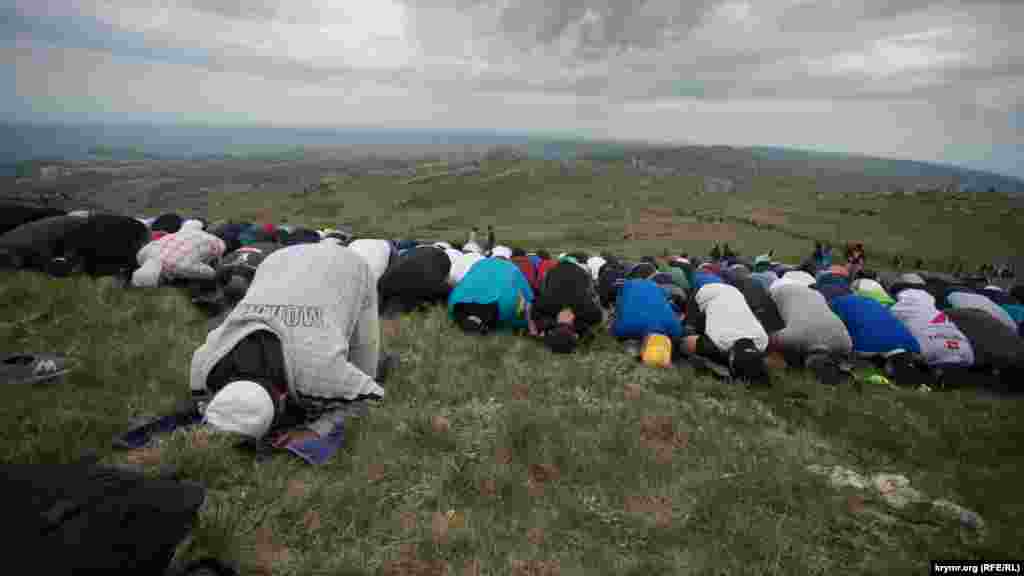 Tedbir iştirakçileri namaz qıla