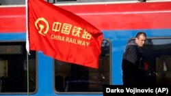 Робітник на ділянці реконструкції залізничної лінії між Будапештом і Белградом, 28 листопада 2017 року