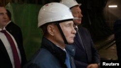 Владимир Путин во время посещения Курска 