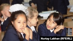 Орта мектеп оқушылары сабақта отыр. Алматы, 1 қыркүйек 2013 жыл. (Көрнекі сурет)  