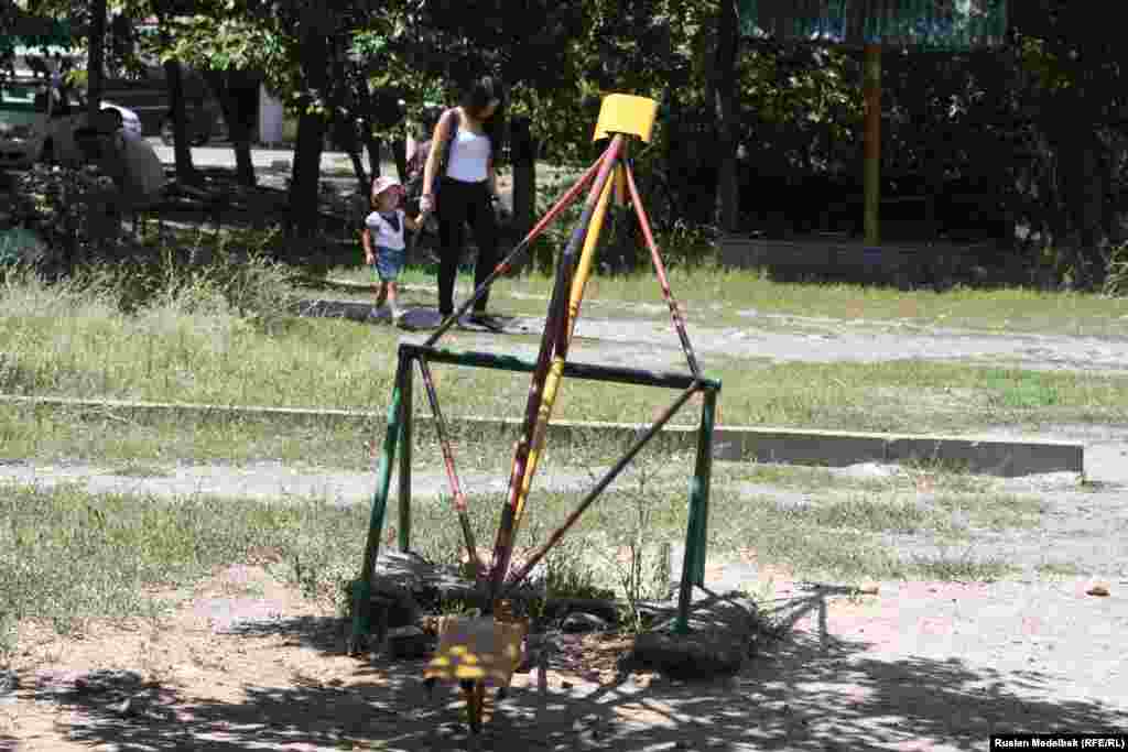 В акимате Алматы говорят, что на ремонт дворов выделено полтора миллиарда тенге. К ремонтным работам привлечено более 15 строительных компаний. Алматы, 21 августа 2013 года.