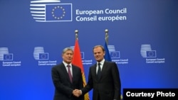 Президент Атамбаев и Председатель Евросовета Дональд Туск, Брюссель, 27 марта, 2015. 