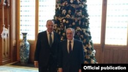 И. о. министра иностранных дел Армении Зограб Мнацаканян (справа) и глава МИД РФ Сергей Лавров, Москва, 27 декабря 2018 г. (Фотография со страницы МИД Армении в Facebook)