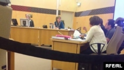 Обвиняемый в нападении на узбекского имама Юрий Жуковский (справа) в шведском суде. Остерсунд, 15 декабря 2015 года.
