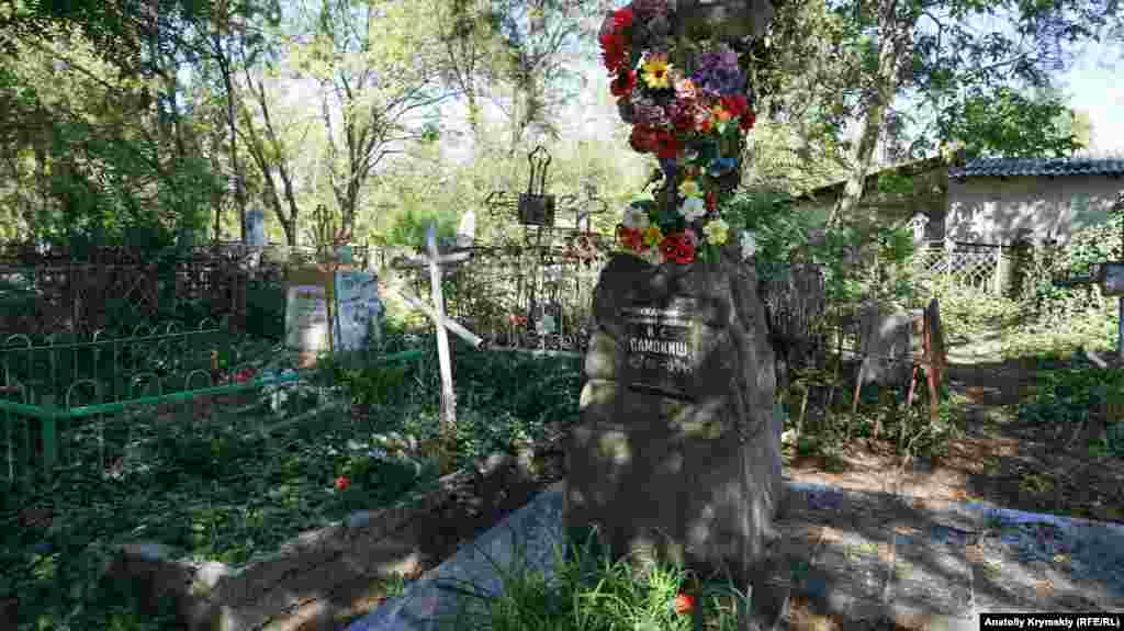 Kilse qorası yanında resim sanatınıñ akademigi Nikolay Samokişniñ qabri. Olacaq akademik (bu unvanğa о 30 yaşında nail olundı) Çernigov vilâyetinde doğıp östi