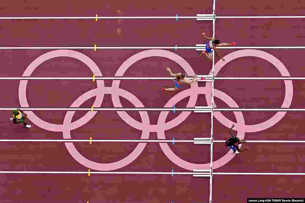 Америкалык жөө күлүк Сидни Маклафлин тоскоолдуктар менен 400 метрге чуркоо боюнча жарышта аялдар арасында алтын байген утуп алды. Ал Олимпиаданын рекордун да жаңылады.&nbsp;