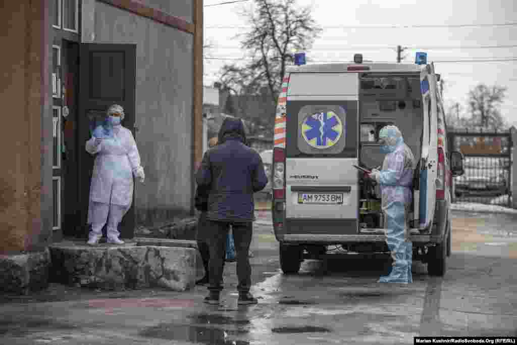 Медична бригада ще до обіду 16 березня привезла в міську лікарню двох пацієнтів. Фельдшер Сергій каже, що це лише ті пацієнти, які потребують негайної госпіталізації. Роботи вдосталь, на місці доводиться ділити пацієнтів на тих, кому потрібна госпіталізація, та на тих, хто може обійтися без неї