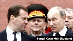 Президент Росії Володимир Путін (праворуч) і прем’єр Дмитро Медведєв (ліворуч). Архівне фото