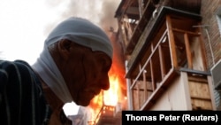 Чоловік, який отримав поранення, внаслідок російської атаки біля свого пошкодженого будинку. 31 липня, Київ