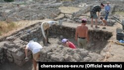 Російські археологи ведуть незаконні розкопки в Херсонесі без узгодження з владою України, липень 2017 року