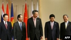 در حاشيه اين نشست، ون جيابائو، نخست وزير چين، ياسو فوکودا، نخست وزير ژاپن و رو مو هيون، رييس جمهوری کره جنوبی روز سه شنبه با يکديگر ديدار کردند.